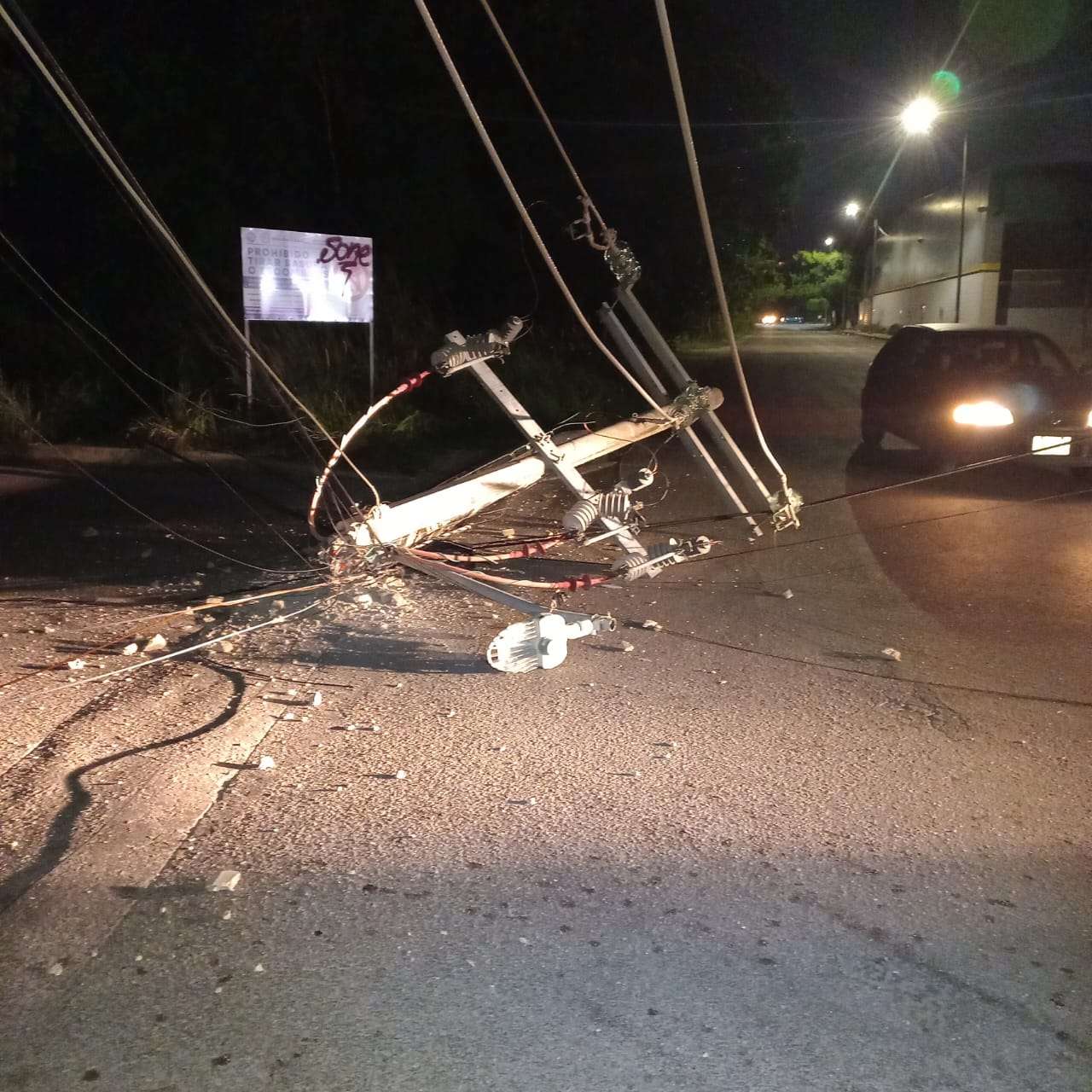 TRAILER DEJA SIN LUZ A COLONIAS DE PLAYA DEL CARMEN - sernoticias quintana  roo