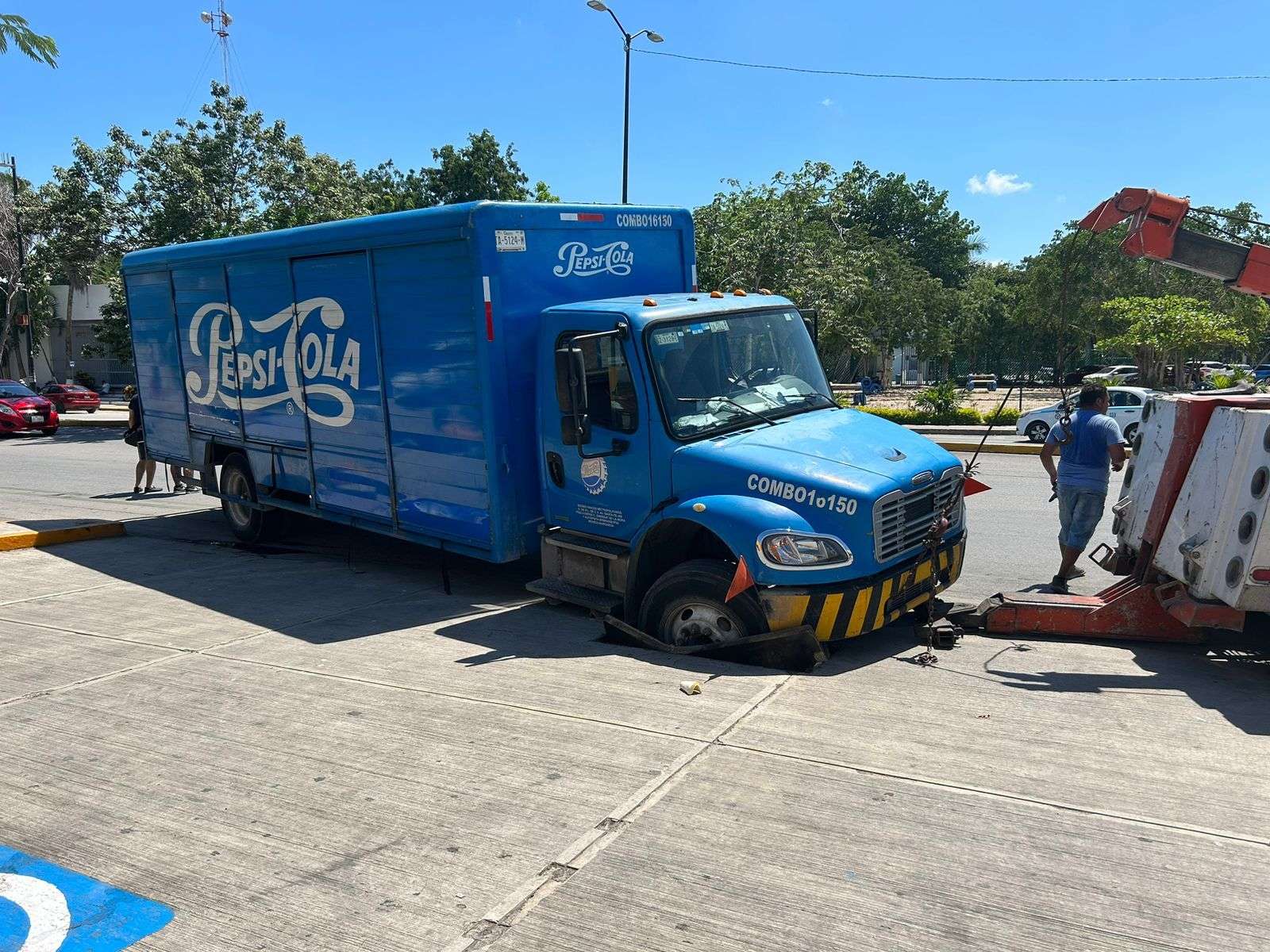 CAMIÓN DEJA SIN LUZ UNA PARTE DE PLAYA DEL CARMEN - sernoticias quintana roo